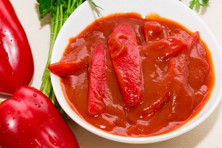 Lecho de pimiento morrón, tomates y cebolla para el invierno