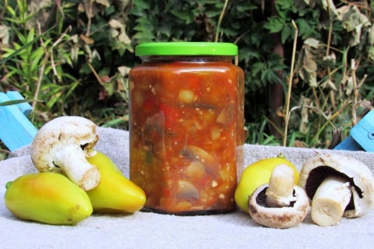 Lecho de pimiento morrón con tomates y champiñones