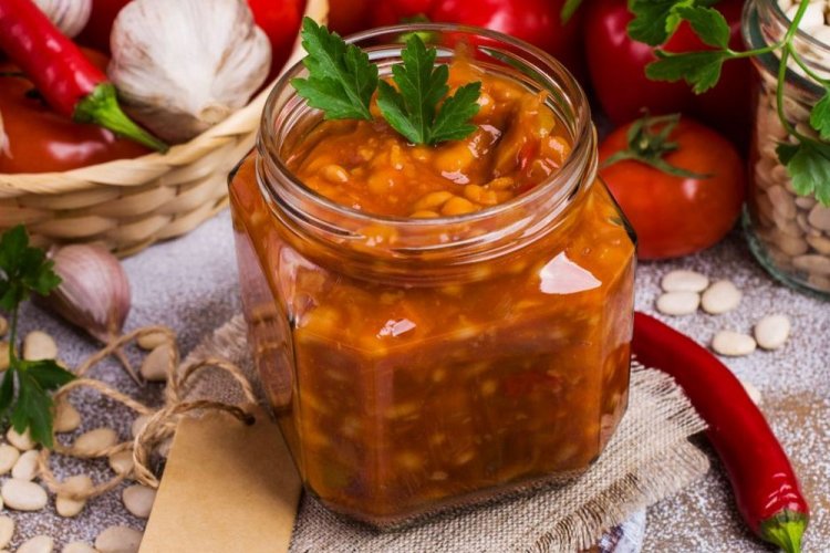 Lecho con judías, pimiento morrón y tomates