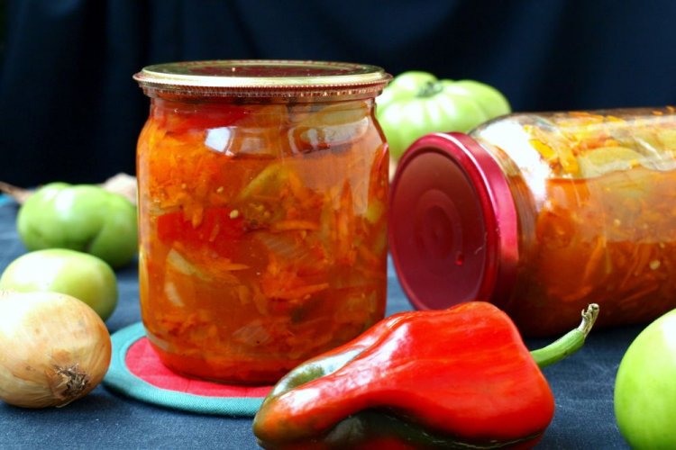 Lecho de pimiento morrón, con cebolla, zanahoria y tomates verdes