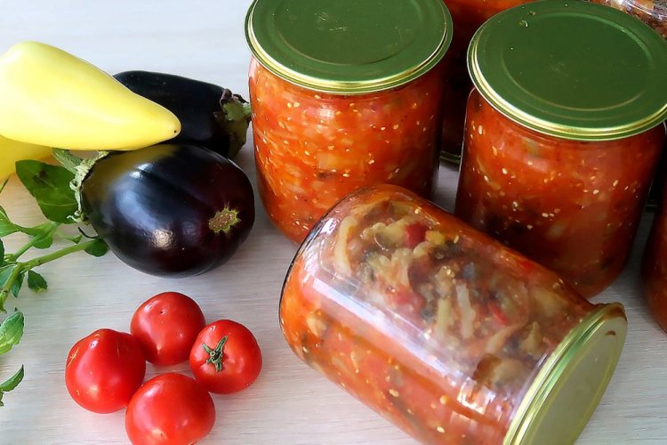 Lecho de pimiento morrón, berenjenas y tomates para el invierno