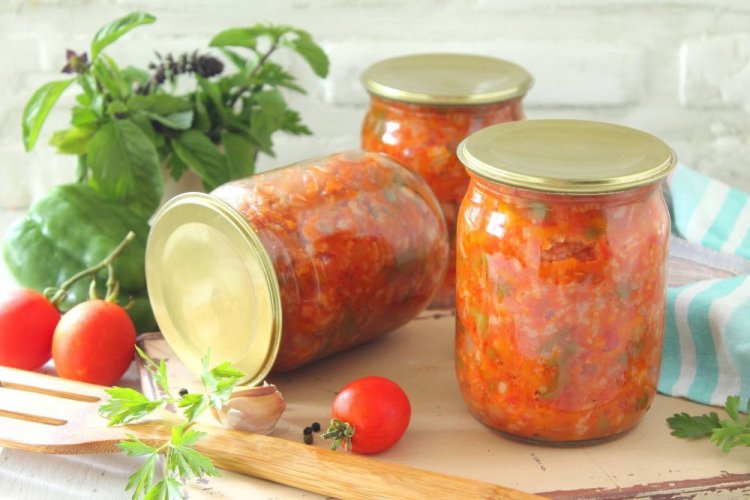 Lecho con arroz, pimiento morrón y tomates para el invierno