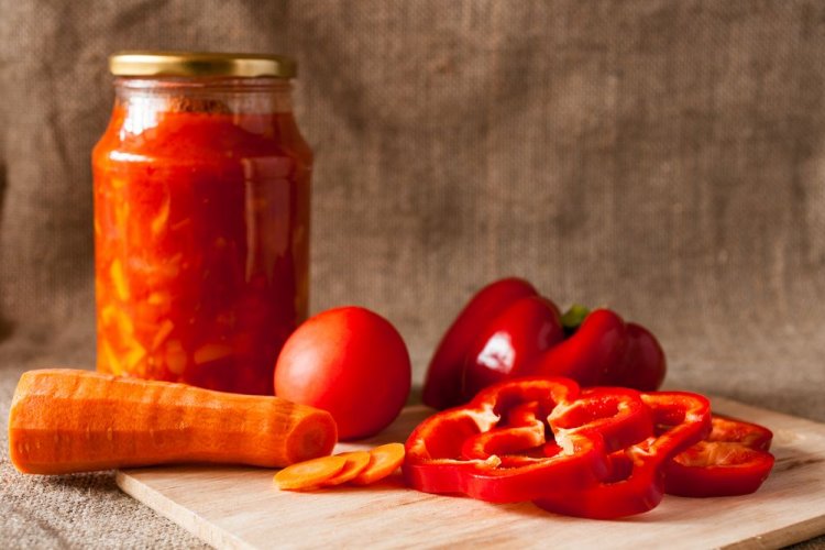 Lecho de pimiento morrón, tomates y zanahorias para el invierno