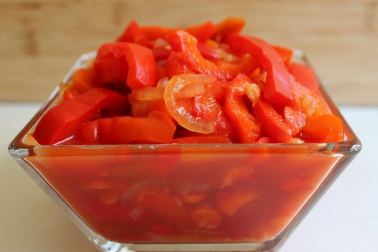 Lecho dulce con tomates y pimiento morrón para el invierno