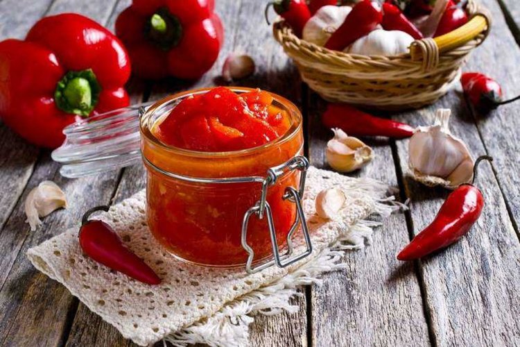 Lecho de tomates, ajo, pimiento morrón y pimientos picantes