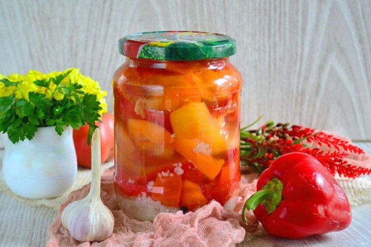 Lecho de pimiento morrón con tomates y ajo