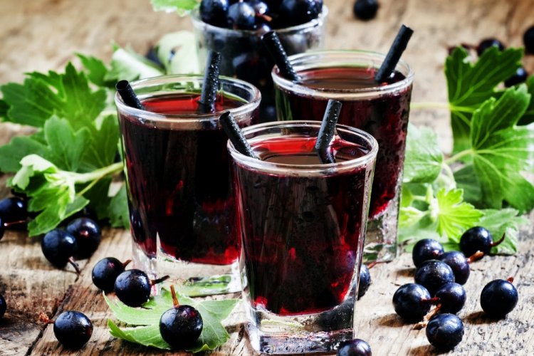 Blackcurrant Juice Made with a Juicer