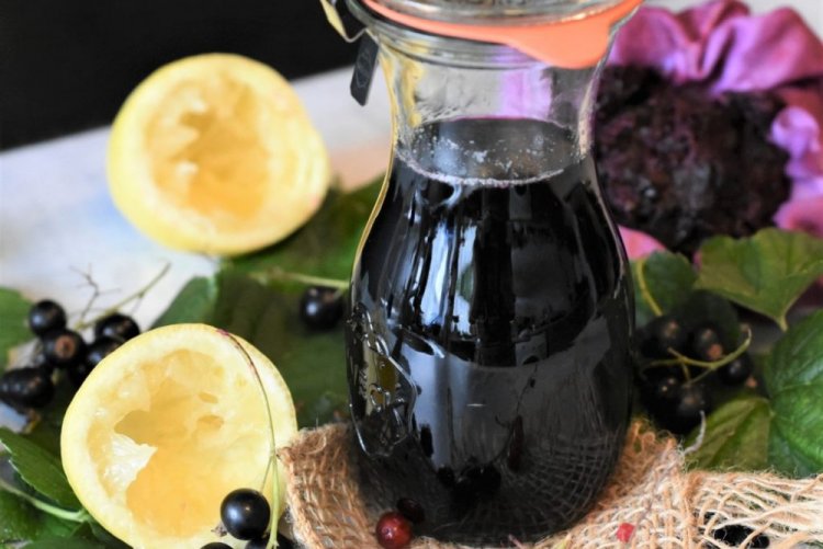 Blackcurrant Juice with Mint and Lemon for Winter