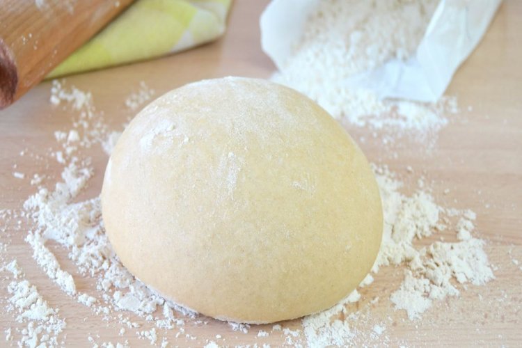 Masa de pizza con levadura y agua mineral