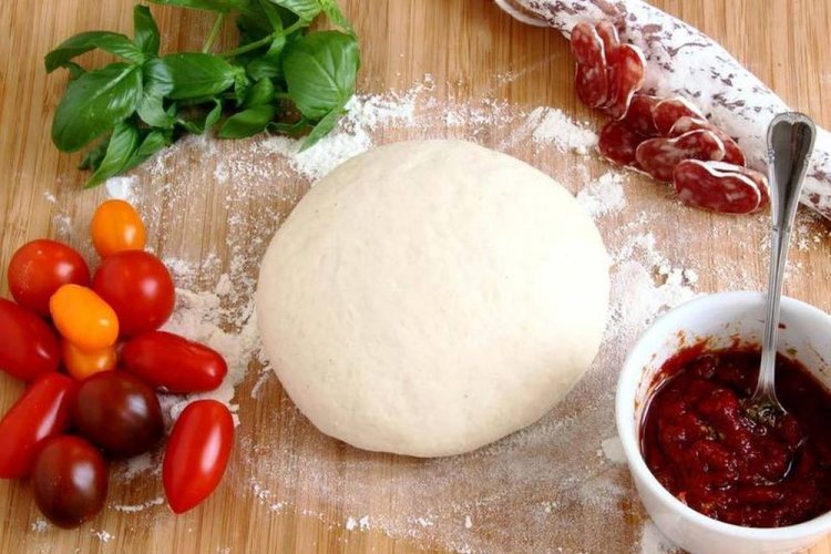 Masa de pizza con levadura y levadura en polvo