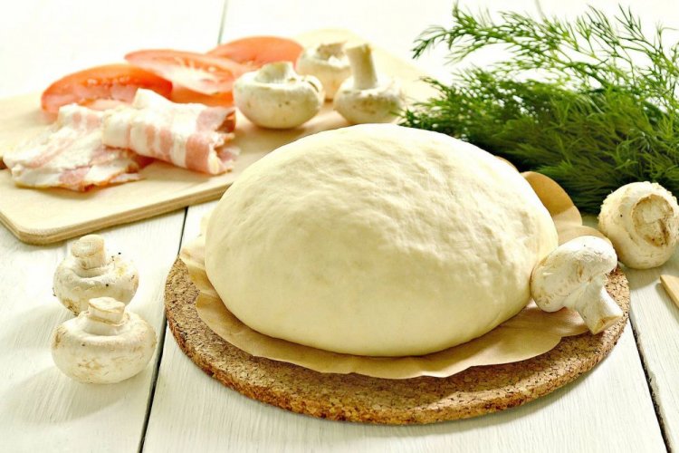Masa sin levadura para pizza con kéfir y mantequilla