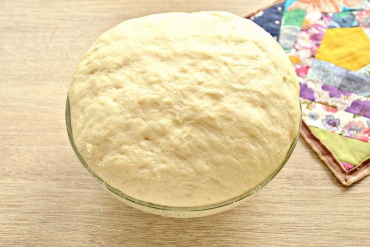 Masa para pizza con kéfir y crema agria con huevo
