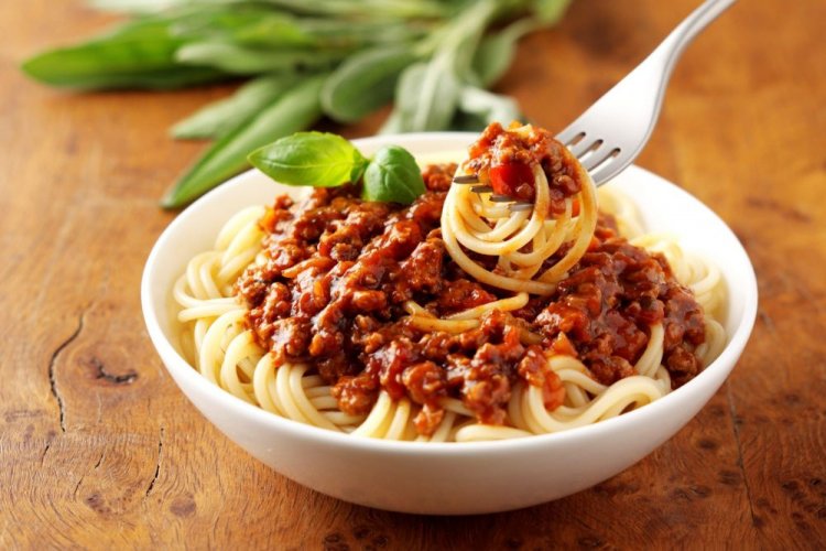 Pasta Bolognese mit Schweine-Rinder-Hackfleisch, Knoblauch und Sahne