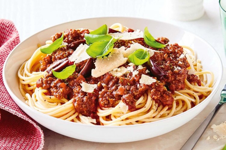 Pikante Pasta Bolognese mit Chili und Parmesan