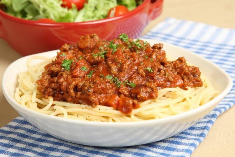 Pasta Bolognese mit Rinderhackfleisch und Jägerwürstchen