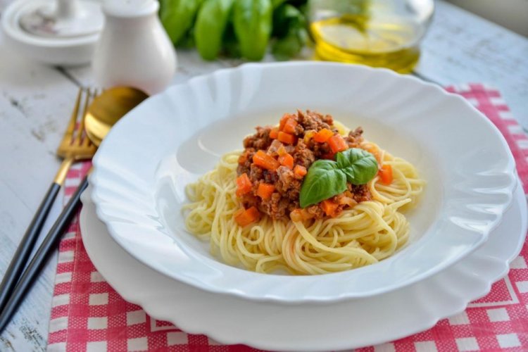 Pasta Bolognese mit Hähnchenhackfleisch und Karotten