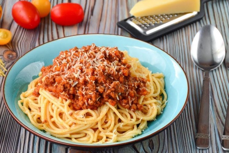 Pasta Bolognese mit Rinderhackfleisch, Sahne und frischen Tomaten