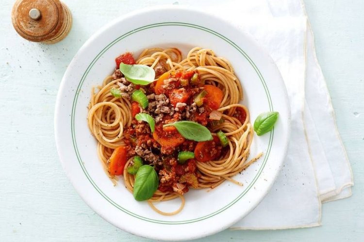 Pasta Bolognese mit Entenbrust, Tomaten und Sellerie