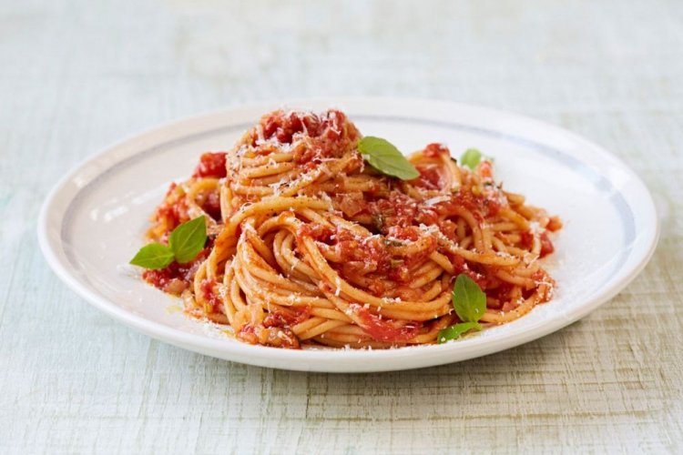 Pasta Bolognese mit frischen Tomaten und Schweinehackfleisch