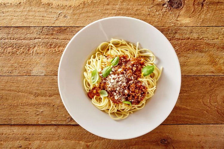 Pasta Bolognese mit Hähnchenhackfleisch und Speck