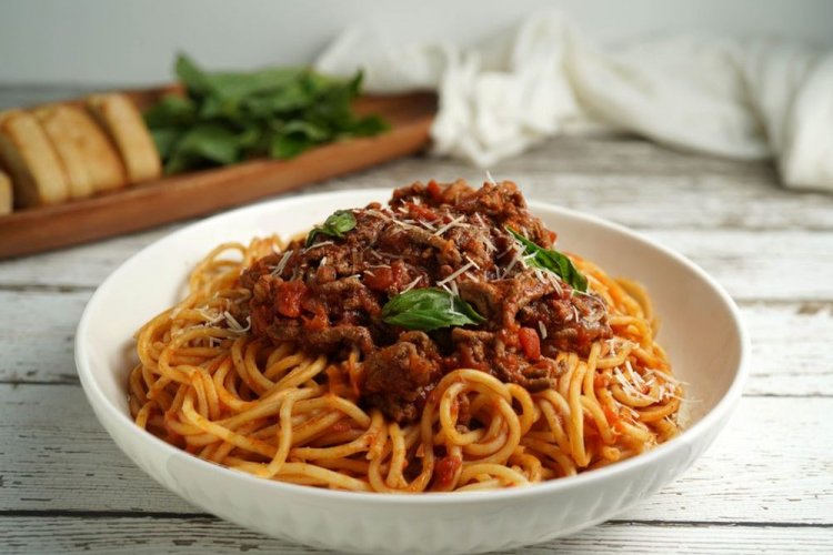 Pasta Bolognese mit Schweinehackfleisch und Knoblauch