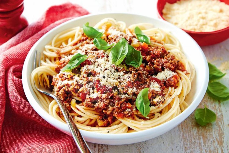 Pasta Bolognese mit Paprika und Pilzbrühe