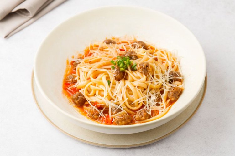 Pasta Bolognese mit Sellerie und Paprika