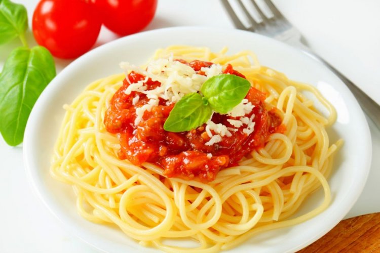 Pasta Bolognese mit Hähnchenhackfleisch und frischen Tomaten
