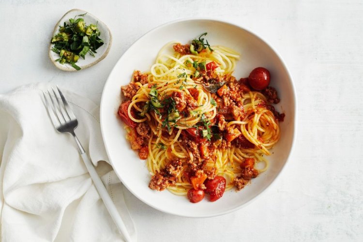 Pasta Bolognese mit Kirschtomaten und Knoblauch
