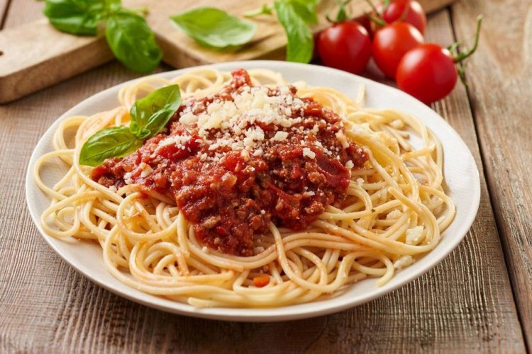 Pasta Bolognese mit Rinderhackfleisch, Speck und Tomatensaft
