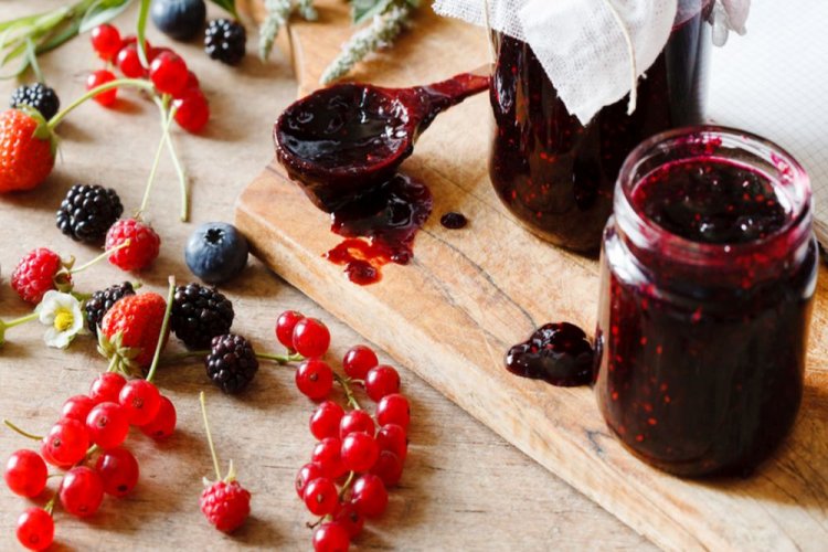 Варенье из ежевики, клубники, красной смородины и голубики