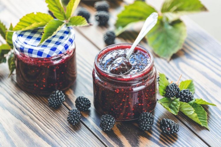 Сырое варенье из ежевики с сахаром