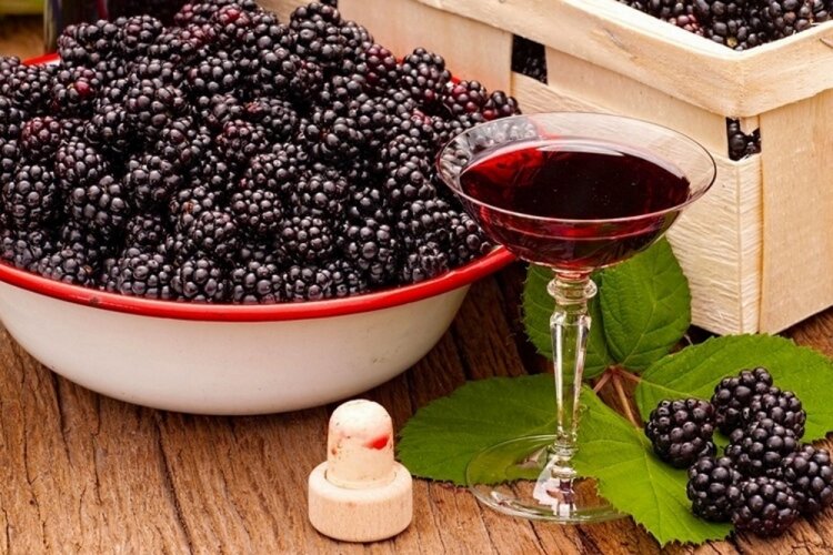 Blackberry Wine with Raisins