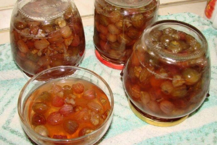 Mermelada de grosella espinosa de cinco minutos con nueces