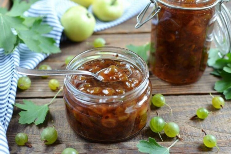 Mermelada de grosella espinosa y manzana de cinco minutos