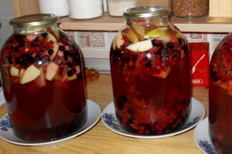 Compota de grosella roja y negra con manzanas para el invierno