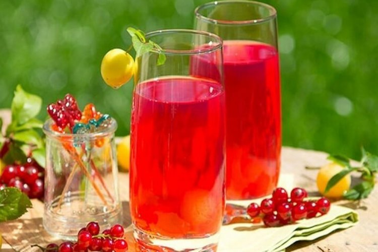 Redcurrant Juice with a Juicer