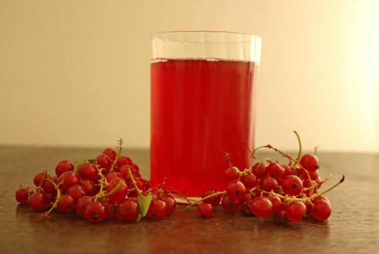 Redcurrant Juice in a Pressure Cooker