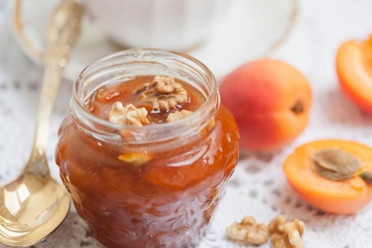 Aprikosen-Fünf-Minuten-Marmelade mit Walnüssen