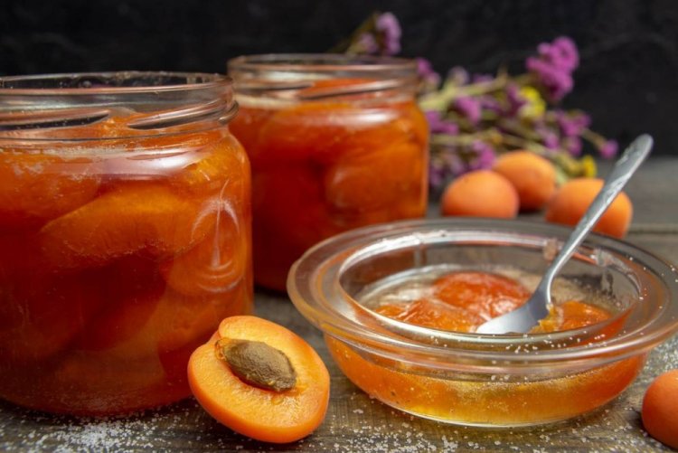 Aprikosen-Fünf-Minuten-Marmelade in Sirup