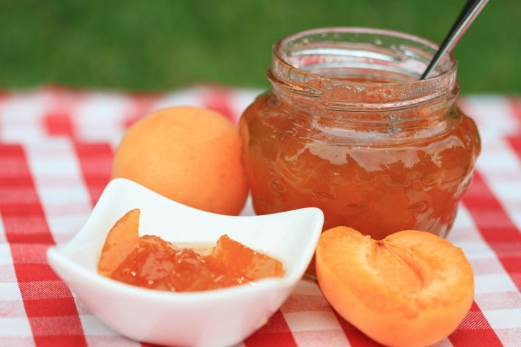 Aprikosen-Fünf-Minuten-Marmelade mit Gelatine