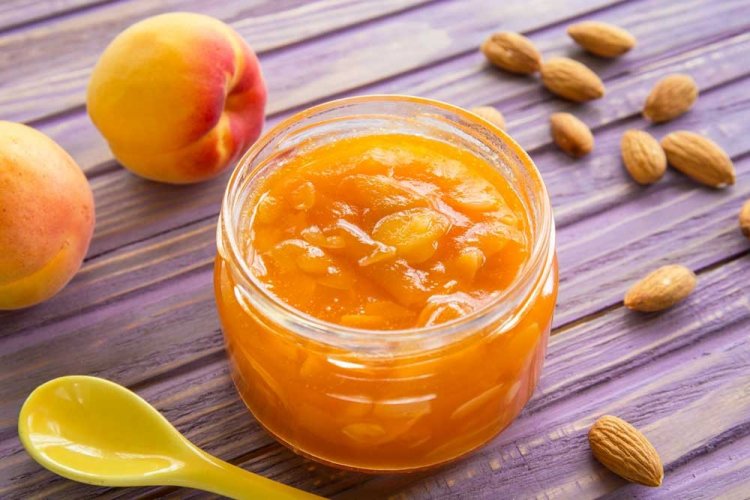 Aprikosen-Fünf-Minuten-Marmelade mit Mandeln