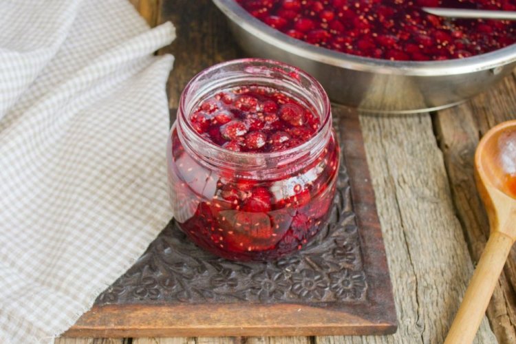 Himbeeren im eigenen Saft mit Sterilisation