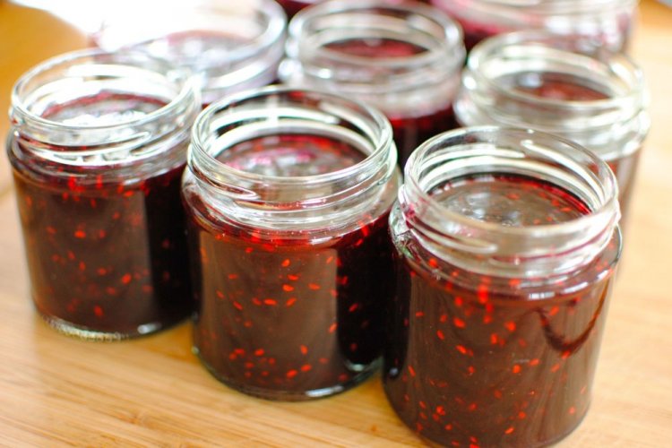 Himbeeren mit schwarzem Pfeffer im eigenen Saft