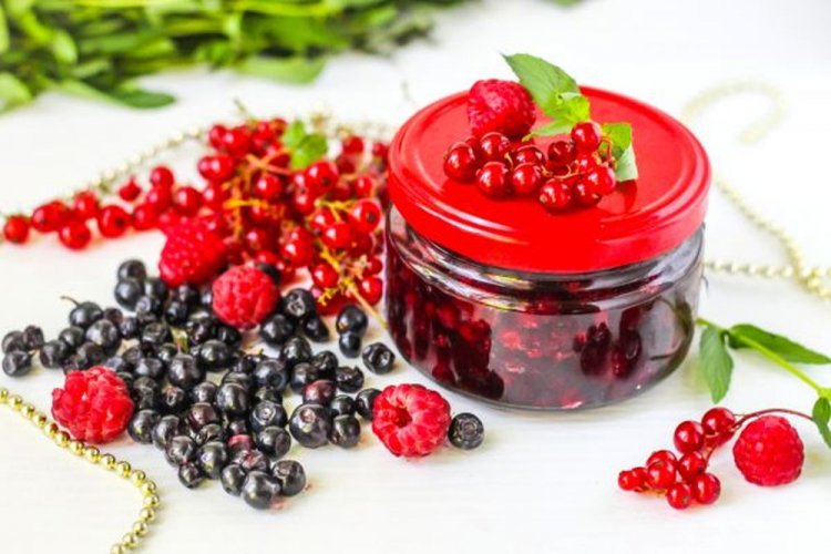 Himbeeren mit Heidelbeeren und roten Johannisbeeren im eigenen Saft