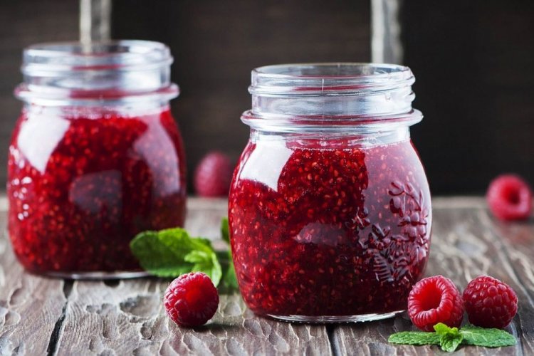 Himbeeren mit Minze im eigenen Saft