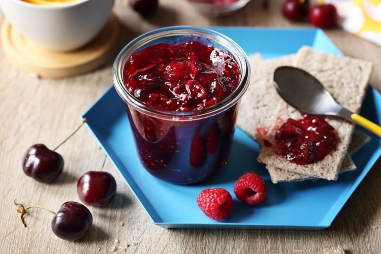 Himbeeren mit Kirschen im eigenen Saft