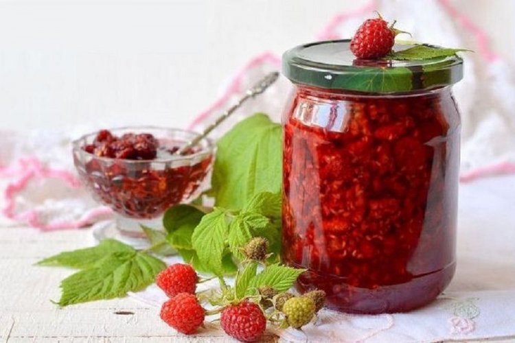 Himbeeren im eigenen Saft mit Zucker