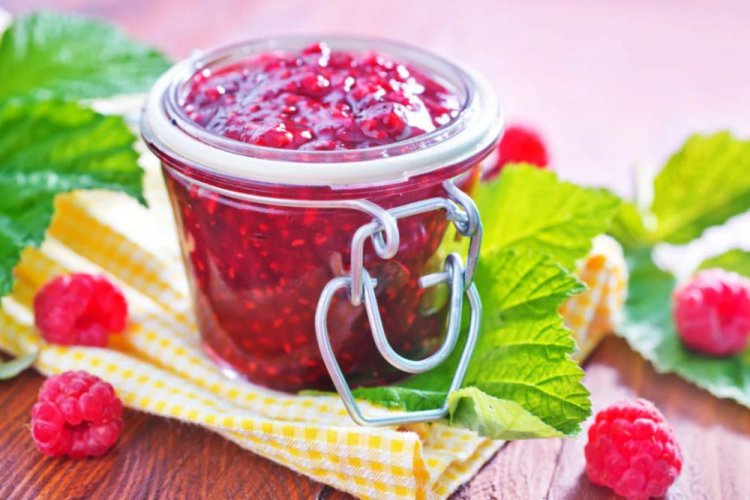 Himbeeren mit Zitrone im eigenen Saft