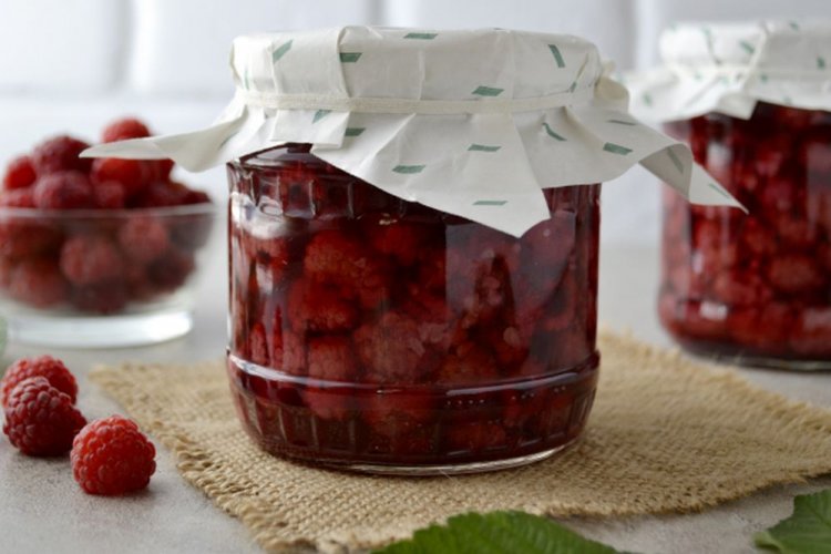 Himbeeren in dickem Sirup mit Gelatine